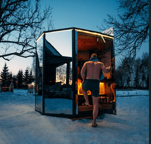 Sauna talvisessa ympärsitössä, luksussauna jonka ympärillä on lunta