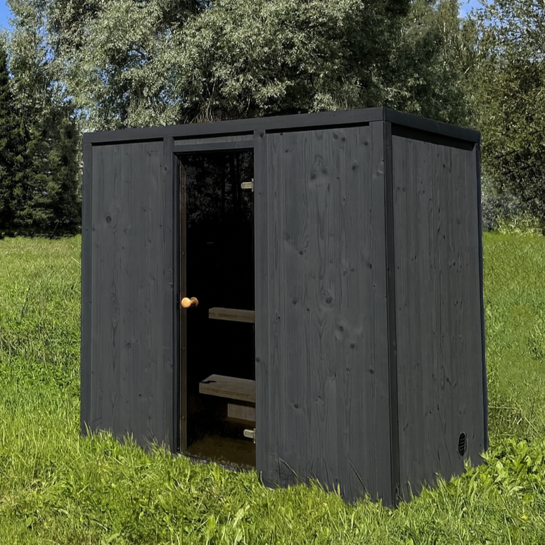 Kaunis musta pihasauna luonnon keskellä - puusauna nurmikolla