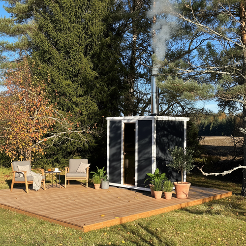 Pihasauna terassilla – puulämmitteinen ulkosauna syksyisessä pihapiirissä kauniissa maisemissa